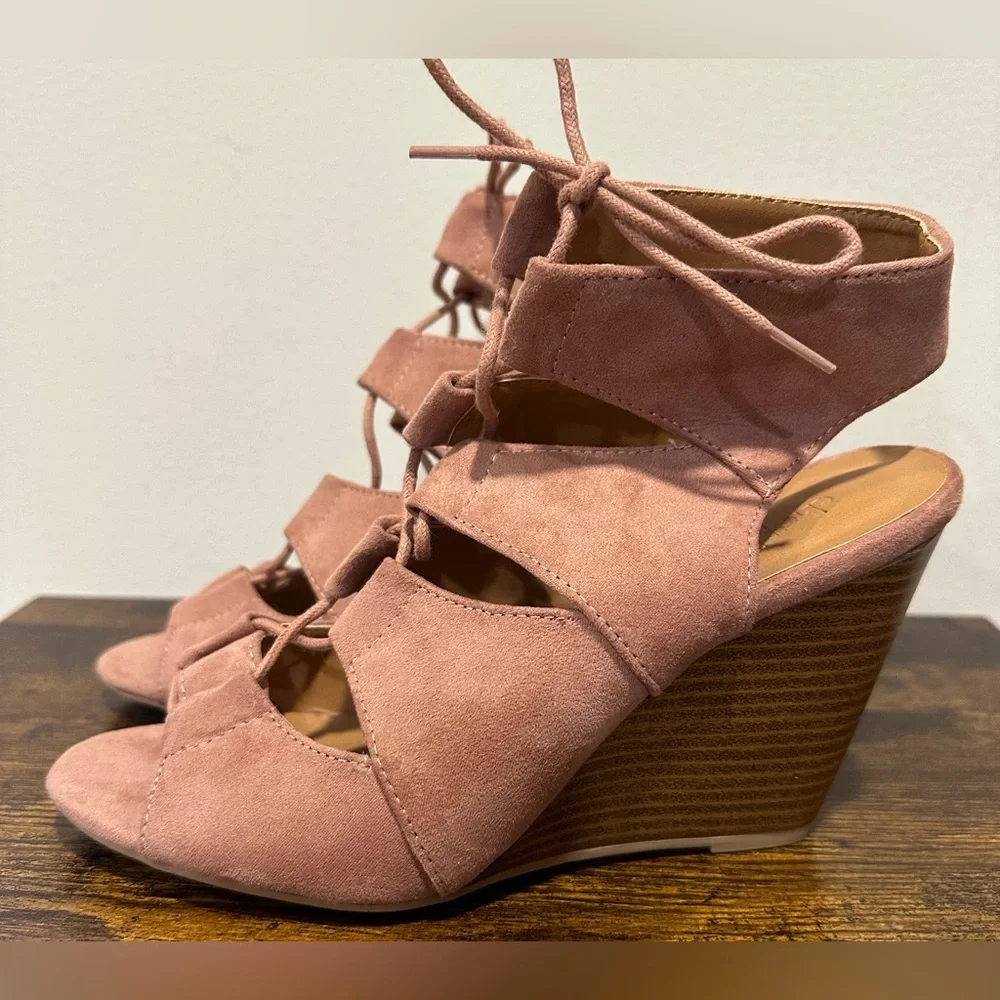Charlotte Russe Mauve Lace Up Wedge Heel Sandals NWOT Size 7